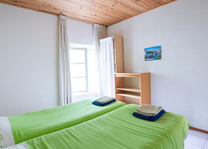 Slaapkamer-1 met 2 bedden